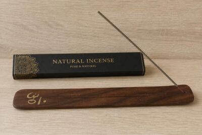 Räucherstäbchenhalter mit eingeprägten Mantra Om